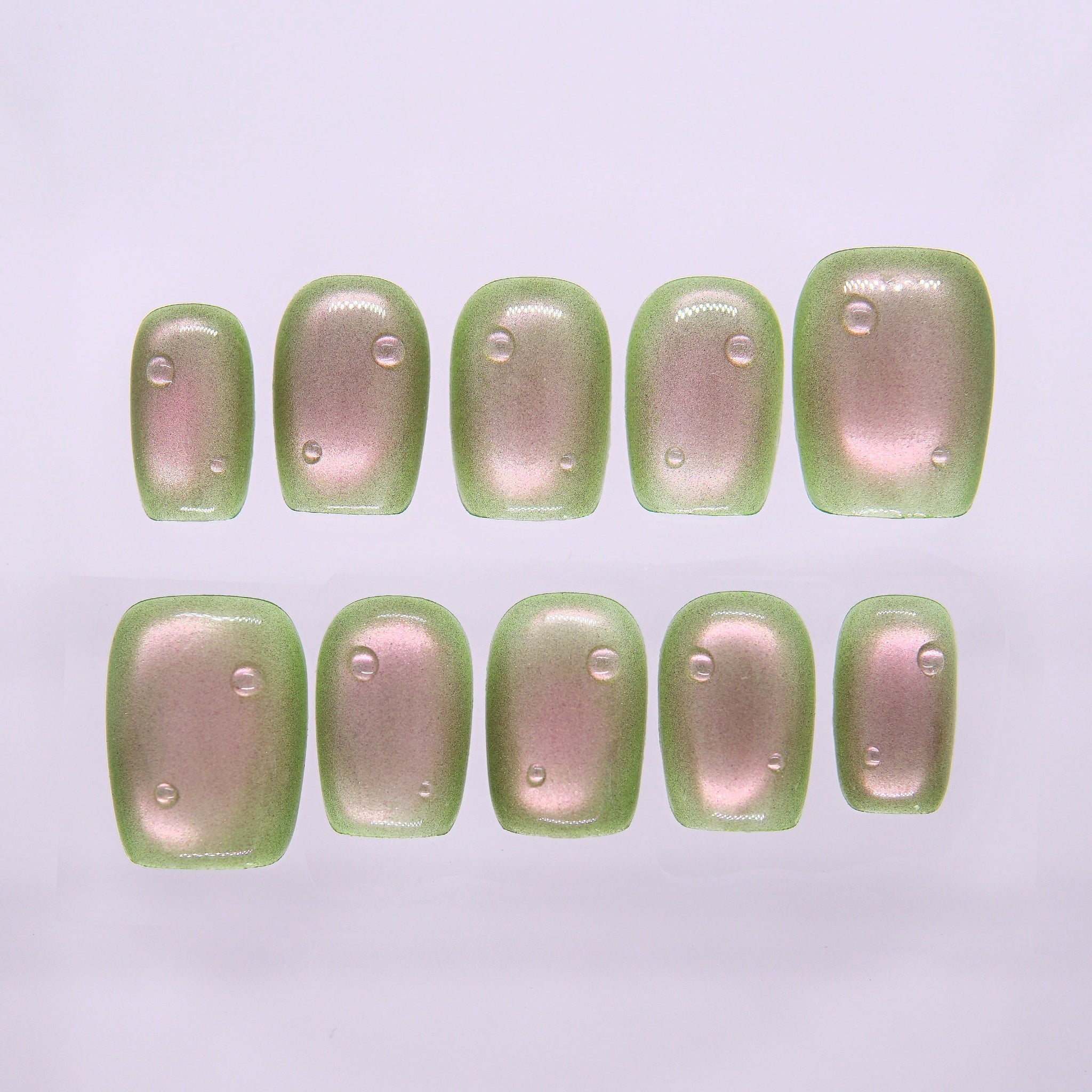 Green and rosewood cat-eye press-on nails with jelly texture and 3D water droplets, from Nailsium Wood · Bloom collection.